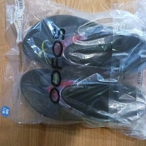 Brand new Oofos never worn